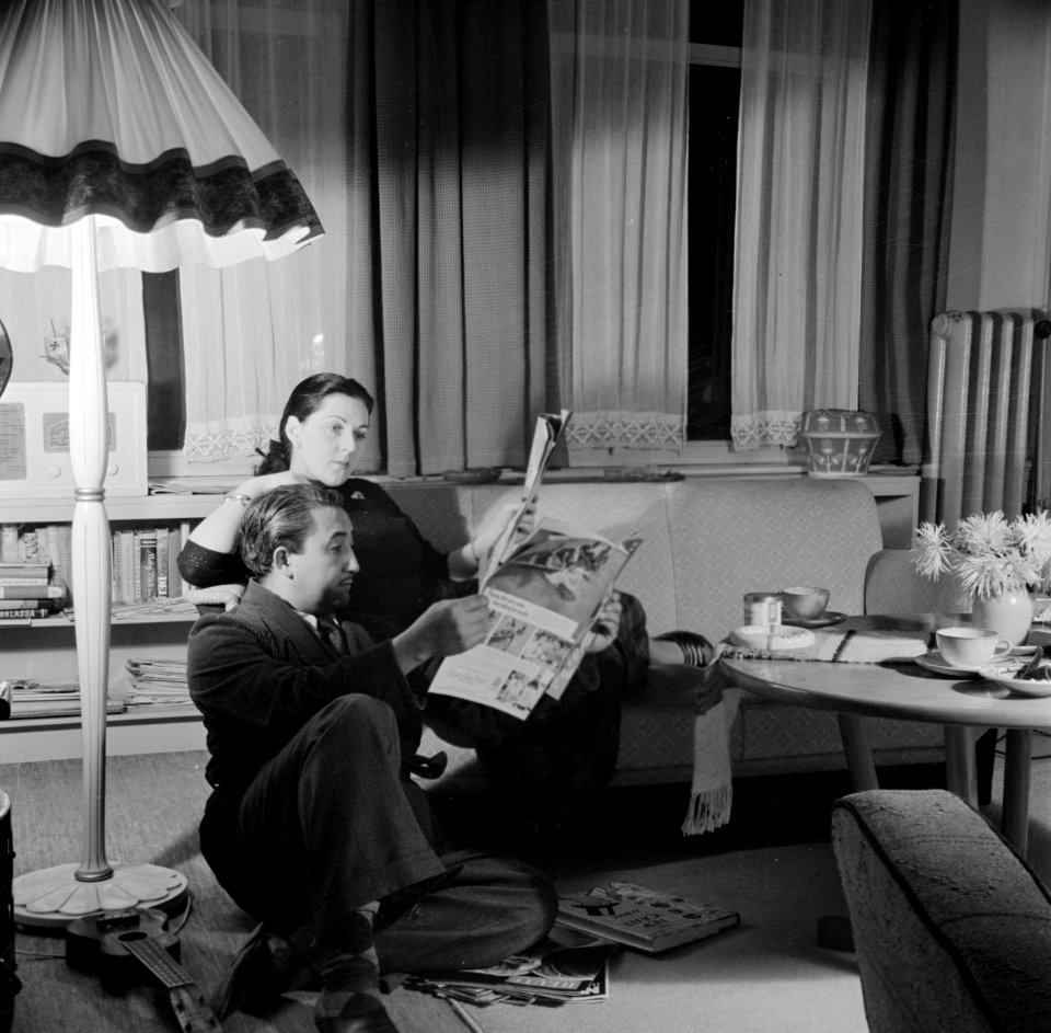 Eppo Doeve en echtgenote Etty thuis, Bestanddeelnr 252-0114