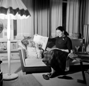 Eppo Doeve en echtgenote Etty thuis, Bestanddeelnr 252-0111