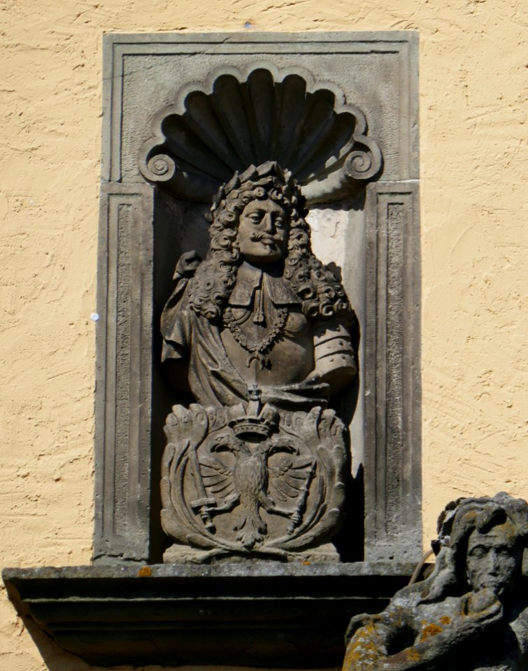 Eringerfeld - Schloss - Portal Torhaus - Nische links