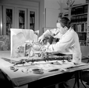 Eppo Doeve knipt papier voor een maquette van een decor, Bestanddeelnr 252-0102