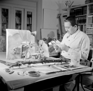 Eppo Doeve knipt papier voor een maquette van een decor, Bestanddeelnr 252-0101