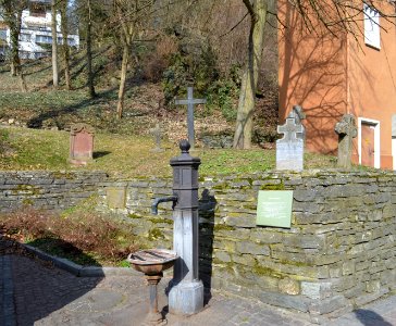 Eppstein, alter Friedhof, Brunnen und Kreuze