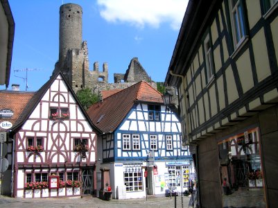 Eppstein, Burgstraße 32, 34 und Laufbrunnen vor Burg