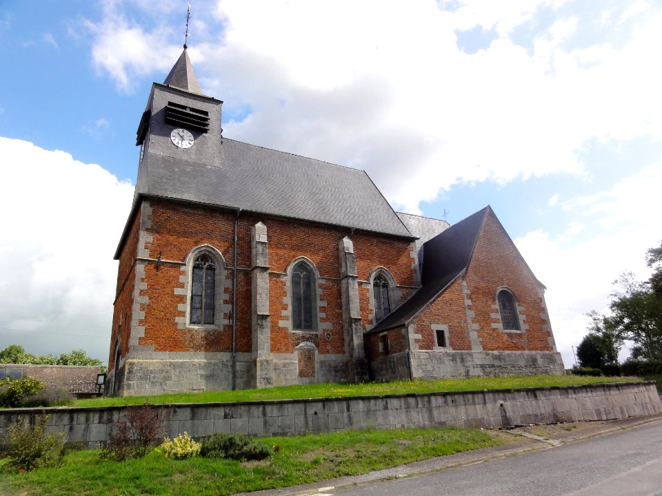 Eppe-Sauvage (Nord, Fr) église, vue latérale