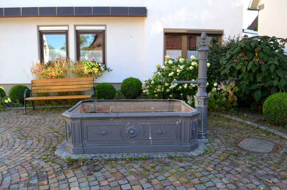 Erlaheim, gusseiserner Brunnen