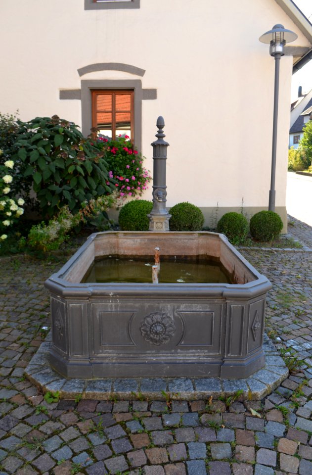 Erlaheim, gusseiserner Brunnen (1)