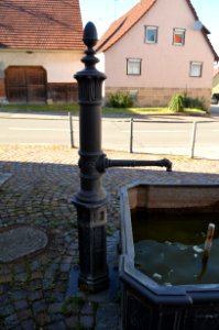 Erlaheim, gusseiserner Brunnen (2)
