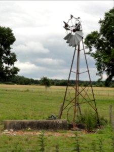 Erbéviller-sur-Amezule (M-et-M) pomp-éolienne