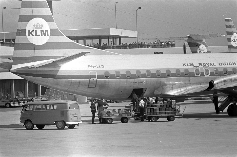 Er is bomalarm gegeven voor een vliegtuig op Schiphol. De bagage wordt uit het t, Bestanddeelnr 921-6121