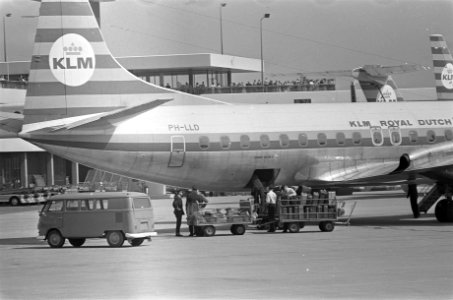 Er is bomalarm gegeven voor een vliegtuig op Schiphol. De bagage wordt uit het t, Bestanddeelnr 921-6121