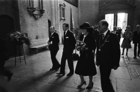 Erasmusprijsuitreiking in Leiden, aankomst Beatrix en Claus, Bestanddeelnr 928-7881