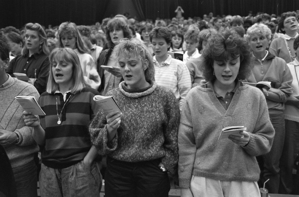 EO-jongerendag in Jaarbeurs in Utrecht jongeren met bijb tijdens bijeenkomst, Bestanddeelnr 934-0984