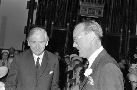 Erasmusprijs 1966, uitreiking in Ridderzaal te Den Haag prins Bernhard in gespre, Bestanddeelnr 919-2922
