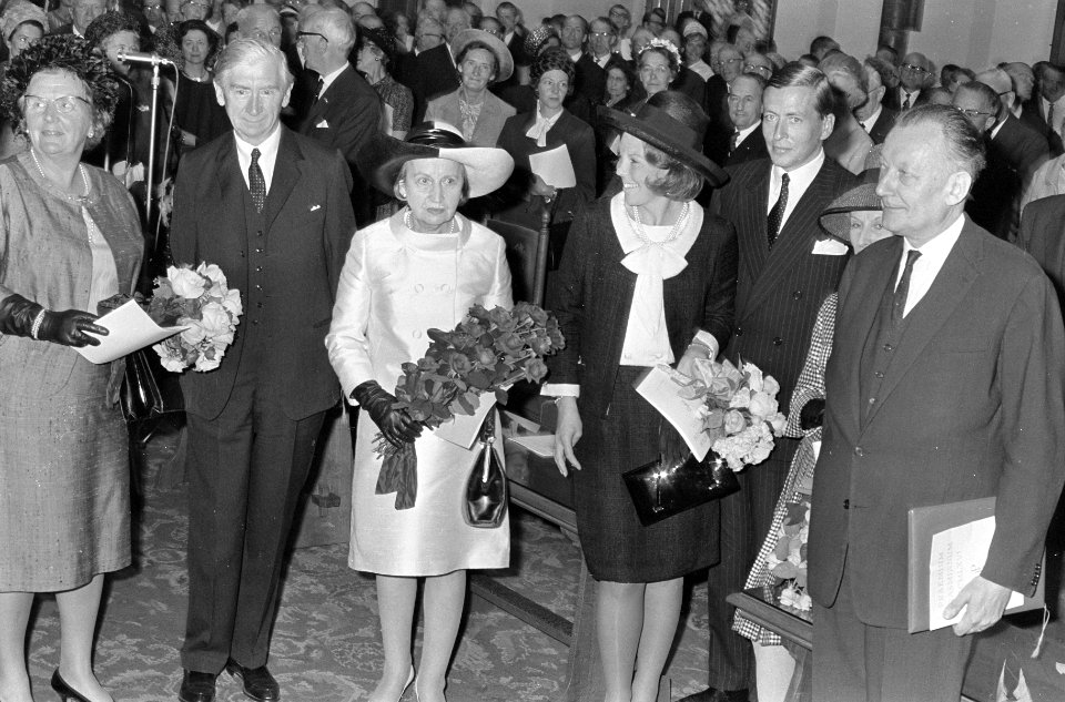 Erasmusprijs 1966, uitreiking in Ridderzaal te Den Haag v.l.n.r. koningin Julian, Bestanddeelnr 919-2924