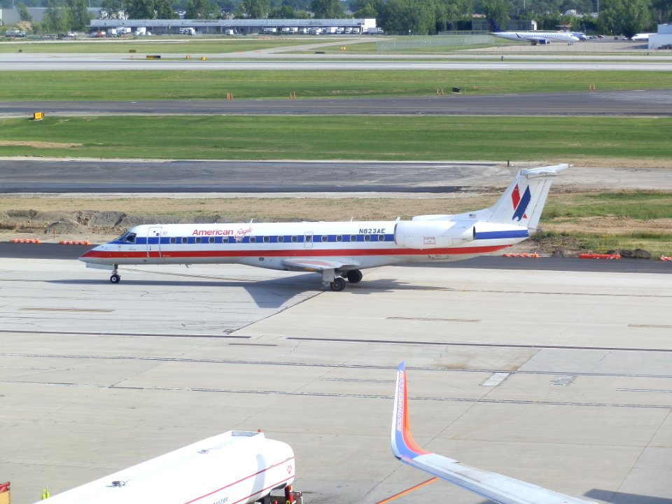 Envoy (American Eagle) ERJ-140 N823AE KCMH