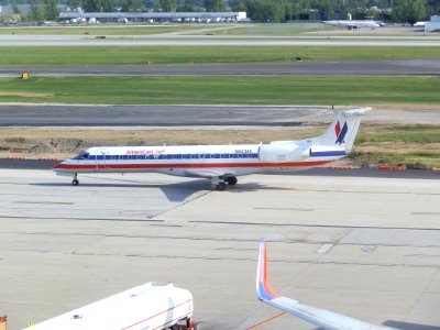 Envoy (American Eagle) ERJ-140 N823AE KCMH