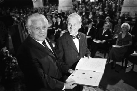 Erasmusprijsuitreiking in Leiden, professor Rene David ontvangt prijs van heer V, Bestanddeelnr 928-7876