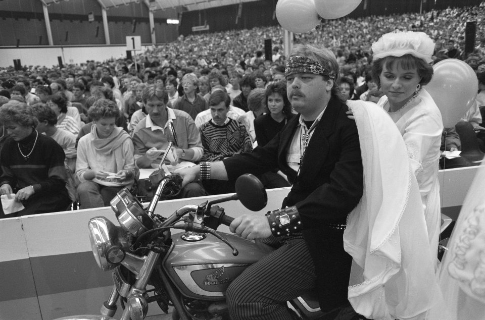 EO-jongerendag in Jaarbeurs in Utrecht twee jong gehuwde op motor, Bestanddeelnr 934-0982