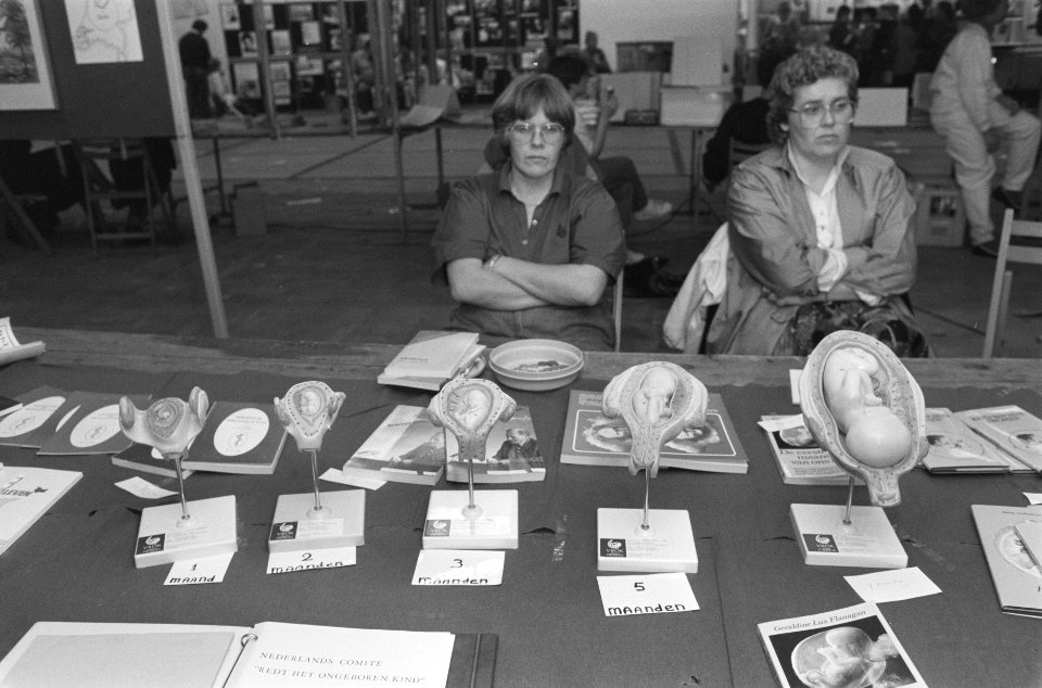 EO-jongerendag in Jaarbeurs in Utrecht reli-artikelen in standje, Bestanddeelnr 934-0985