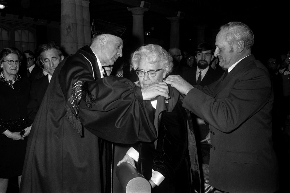 Ere-doctoraten uitgereikt Adamse Universiteit tijdens plechtige dies natalis. P, Bestanddeelnr 923-1374