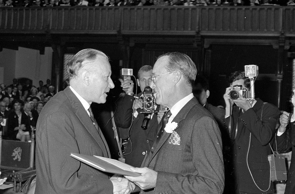 Erasmusprijs 1966, uitreiking in Ridderzaal te Den Haag prins reikt prijs uit aa, Bestanddeelnr 919-2923