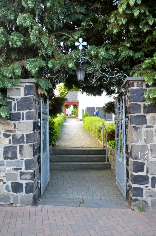 Eppenrod, Kirchhof, Eingang