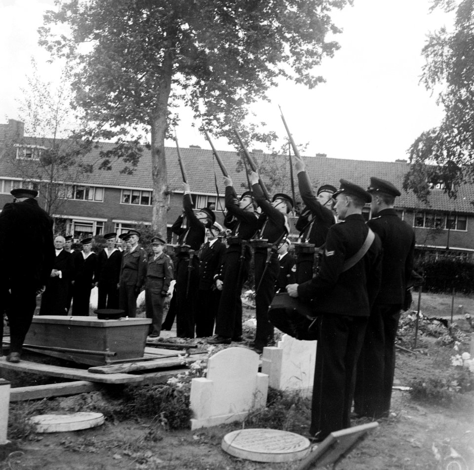 Ere saluut, Bestanddeelnr 902-8107