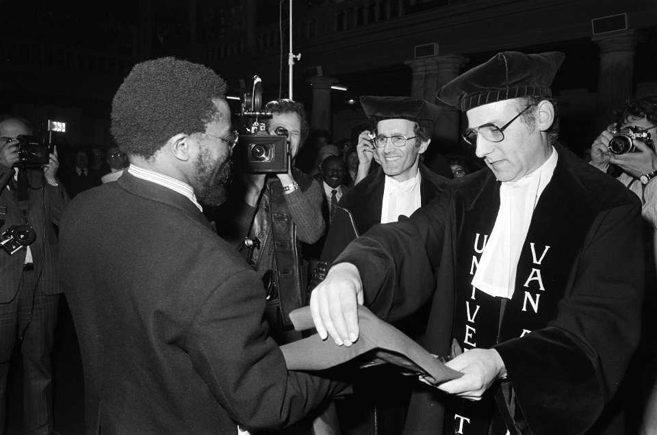 Eredoctoraat sociale wetenschappen in Zuid Afrika gev zittende vrijheidsstrijde, Bestanddeelnr 929-5161