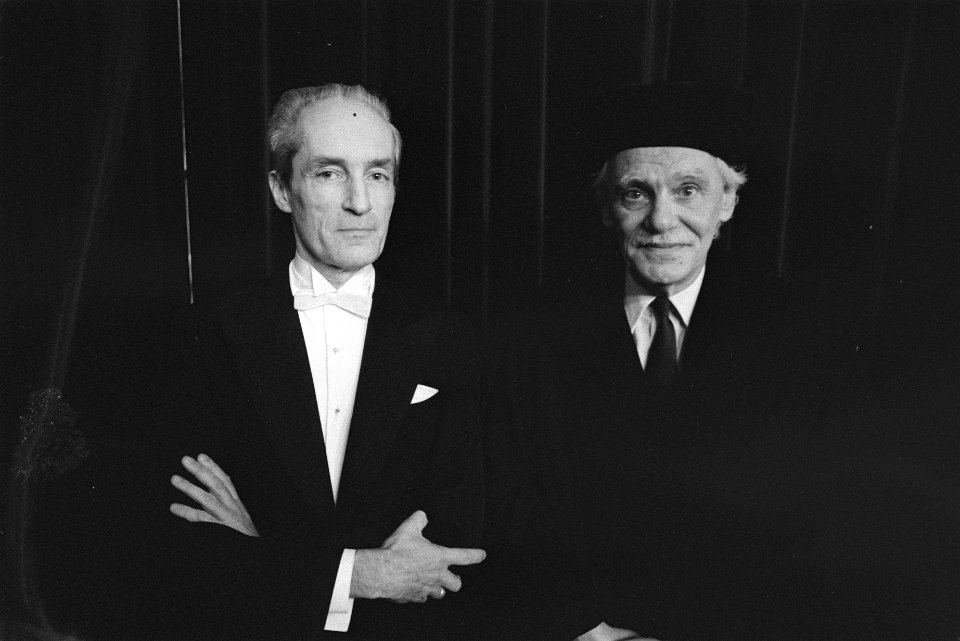 Eredoctoraat voor Gustave M. Leonhardt (l), musicoloog, rechts zijn promotor pro, Bestanddeelnr 932-8282