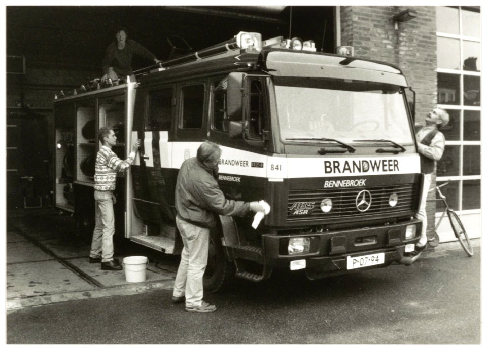 Er wordt flink gepoetst voor de officiële overdracht van de brandweerauto aan de kazerne door de burgemeester. NL-HlmNHA 54035297