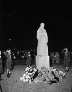 Er worden bloemen gelegd bij het oorlogsmonument Putten tijdens de jaarlijkse he, Bestanddeelnr 908-0408