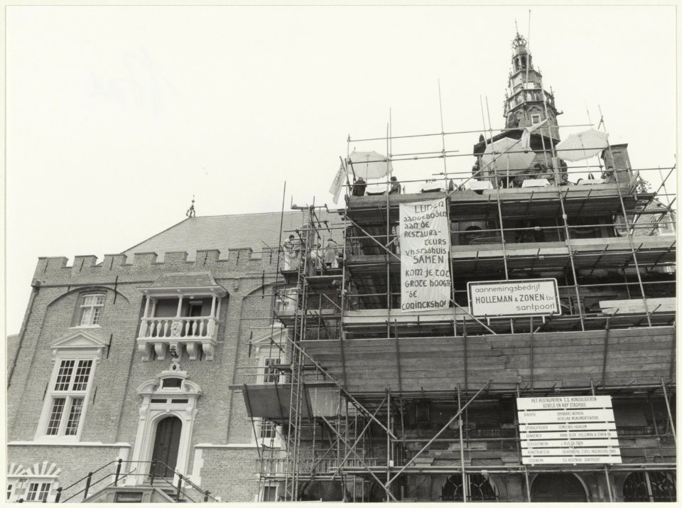 Er wordt gedineerd op de steigers van het stadhuis, ter gelegenheid van de restauratie. NL-HlmNHA 54025970
