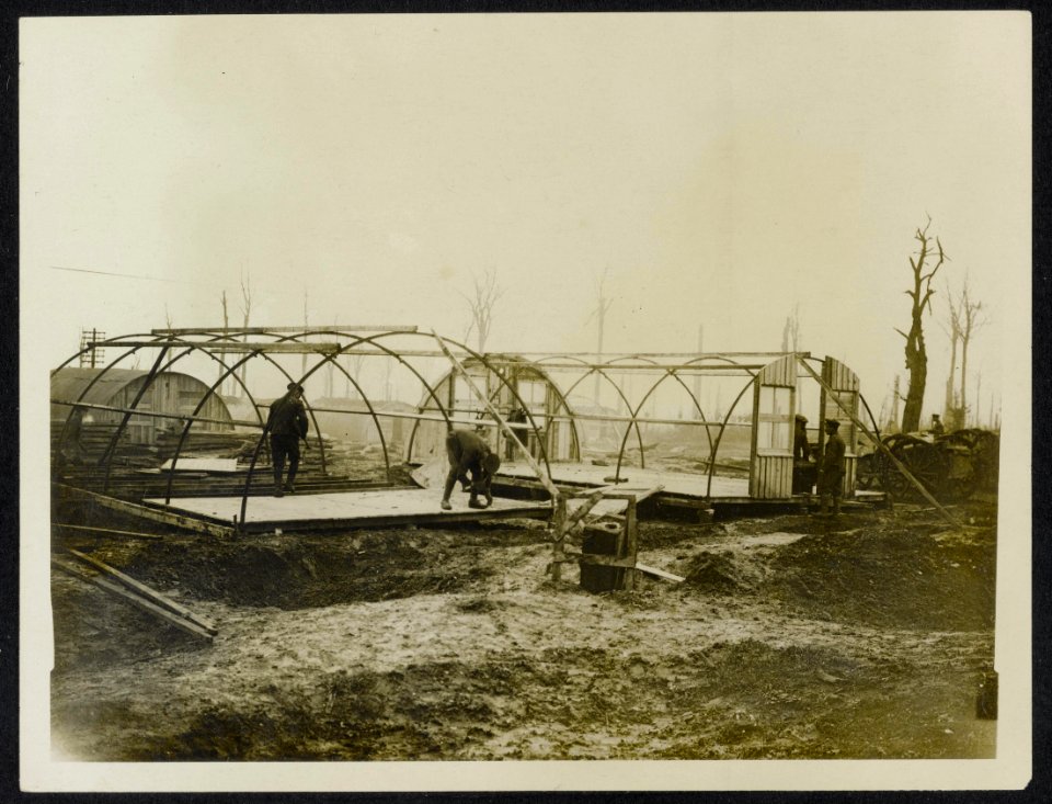 Erecting the new kind of huts for the troops, Bestanddeelnr 158-0923