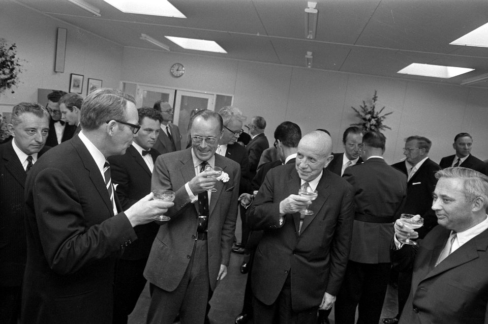 Er wordt een glaasje gedronken, Bestanddeelnr 921-6756
