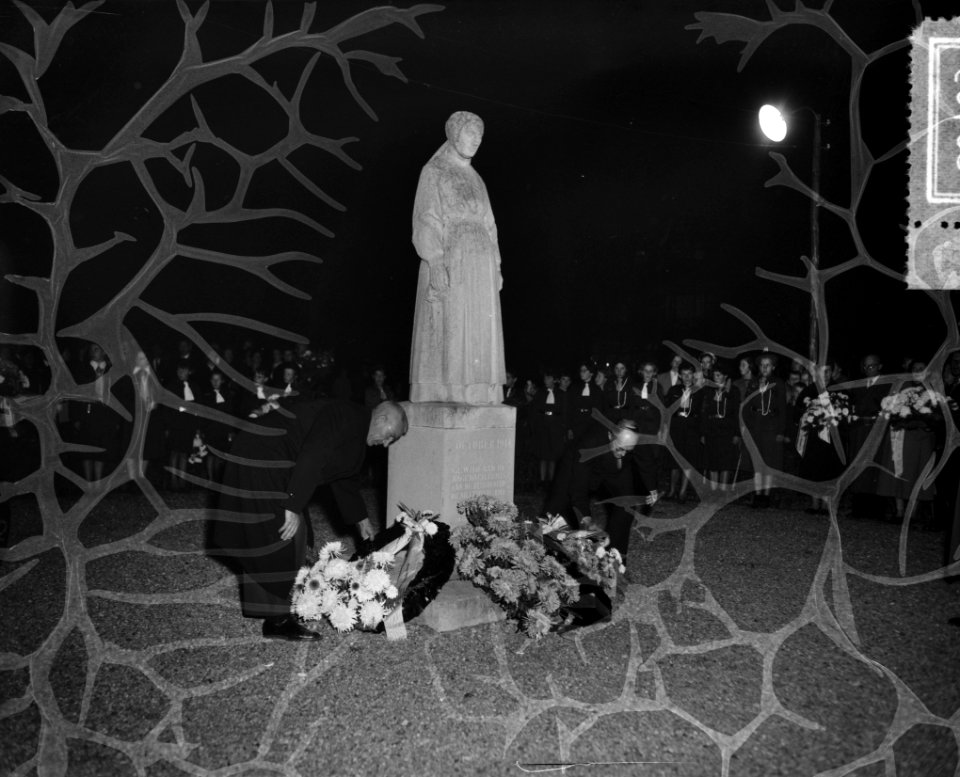 Er worden bloemen gelegd bij het oorlogsmonument Putten tijdens de jaarlijkse he, Bestanddeelnr 908-0409