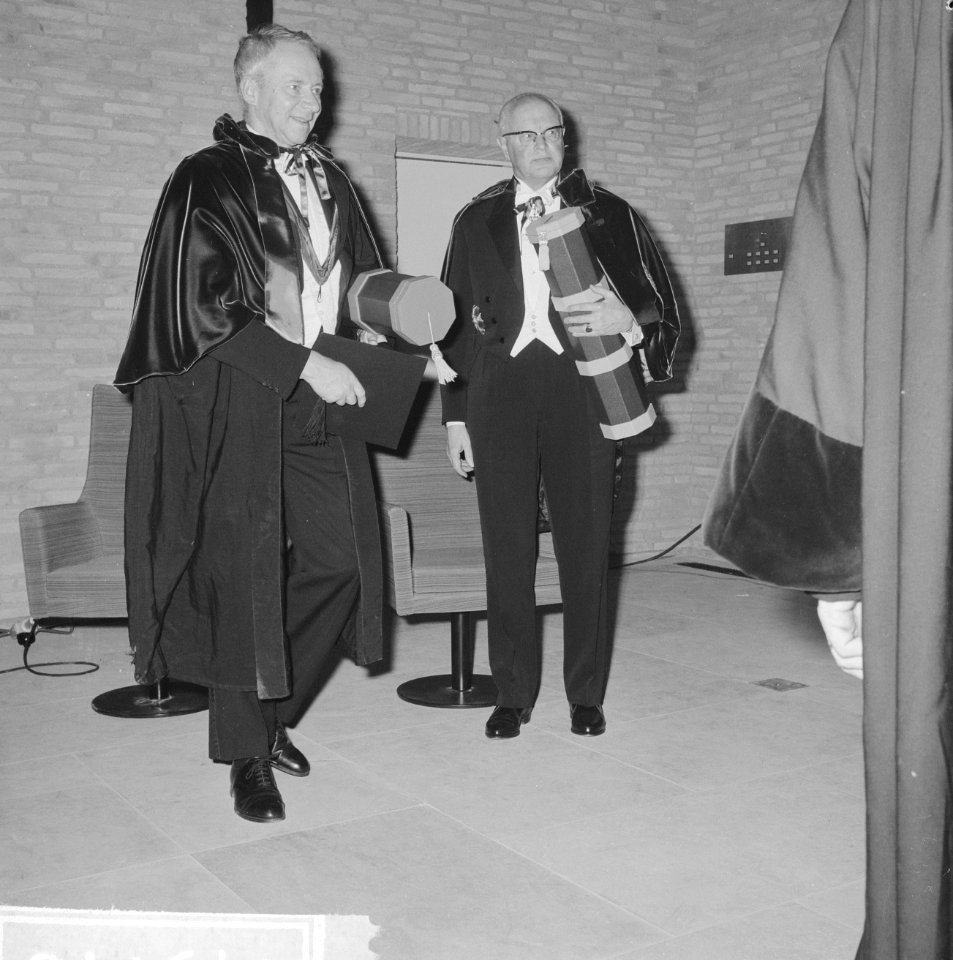 Eredoctoraten in Tilburg, links Colin Clark en pr mr CPM Romme (rechts), Bestanddeelnr 914-5118