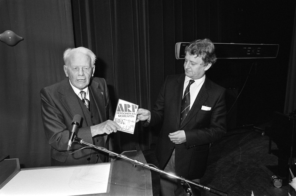 Ere-lid ARP biedt Bukman eerste exemplaar aan van boek Geschiedenis ARP, Bestanddeelnr 931-0466