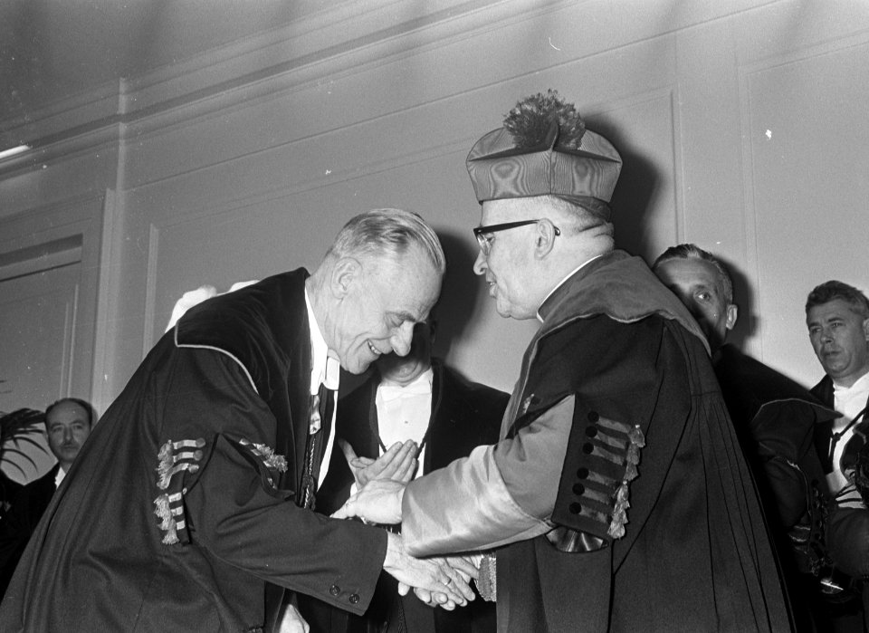 Ere-doctoraten in Leuven (Belgie), links prof. T.C. Koopmans , rechts rector pro, Bestanddeelnr 920-0378
