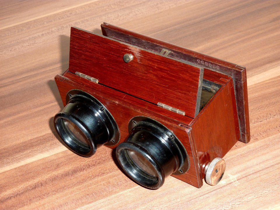 Ernemann Stereo Betrachtungs Apparat 4,5x10,7 eyepieces-side