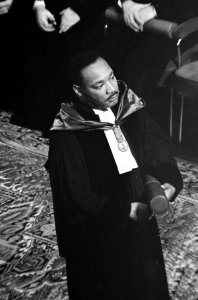 Eredoctoraat sociale wetenschappen uitgereikt aan Martin Luther King. Dr. King m, Bestanddeelnr 918-3380