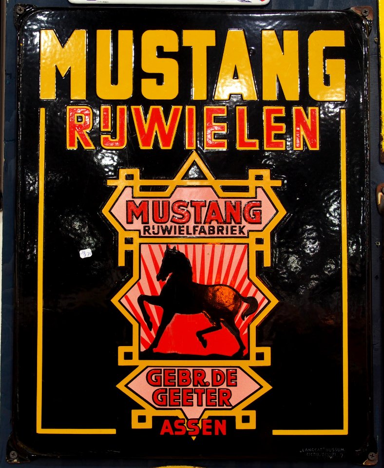 Enamel advertising sign, Mustang rijwielen, Gebroeders de Geeter, Assen, Langcat Bussum