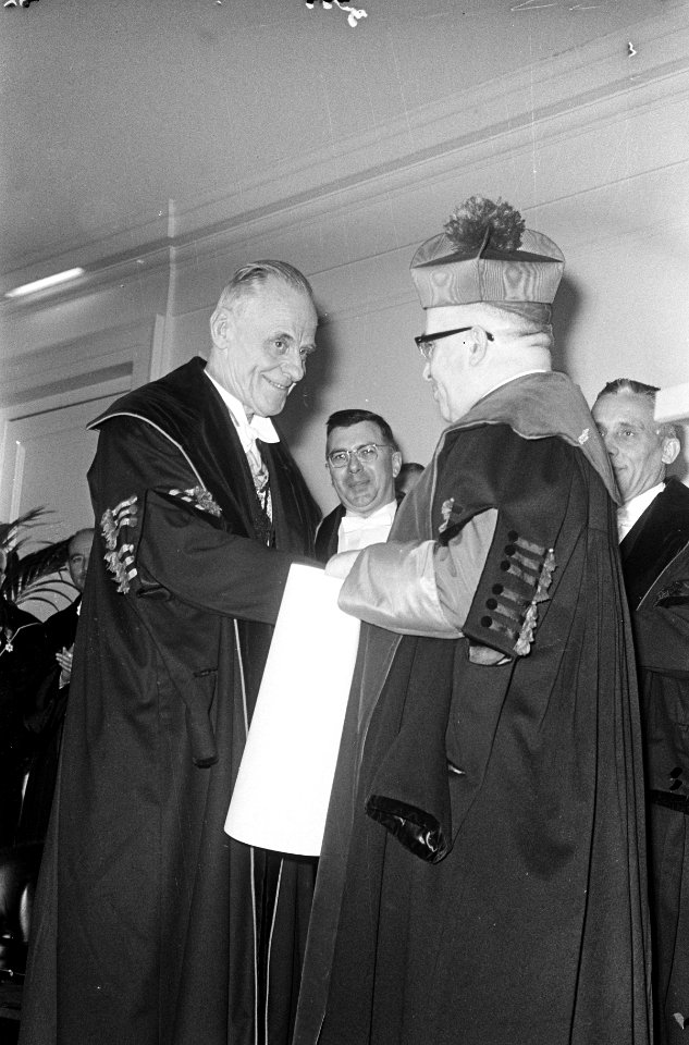 Ere-doctoraten in Leuven (Belgie), de Rector-Magnificus prof. A. Descamps (recht, Bestanddeelnr 920-0375
