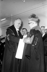 Ere-doctoraten in Leuven (Belgie), de Rector-Magnificus prof. A. Descamps (recht, Bestanddeelnr 920-0375