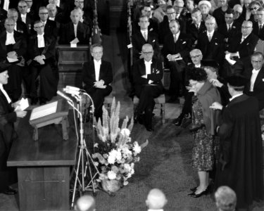Eredoctoraat voor Koningin Juliana in Martinikerk te Groningen verleend, de kapp, Bestanddeelnr 916-5728
