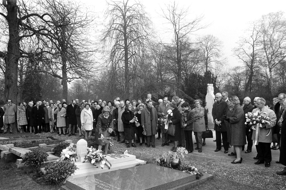 Er worden bloemen gelegd bij het Buchenwaldmonument, Bestanddeelnr 923-4309