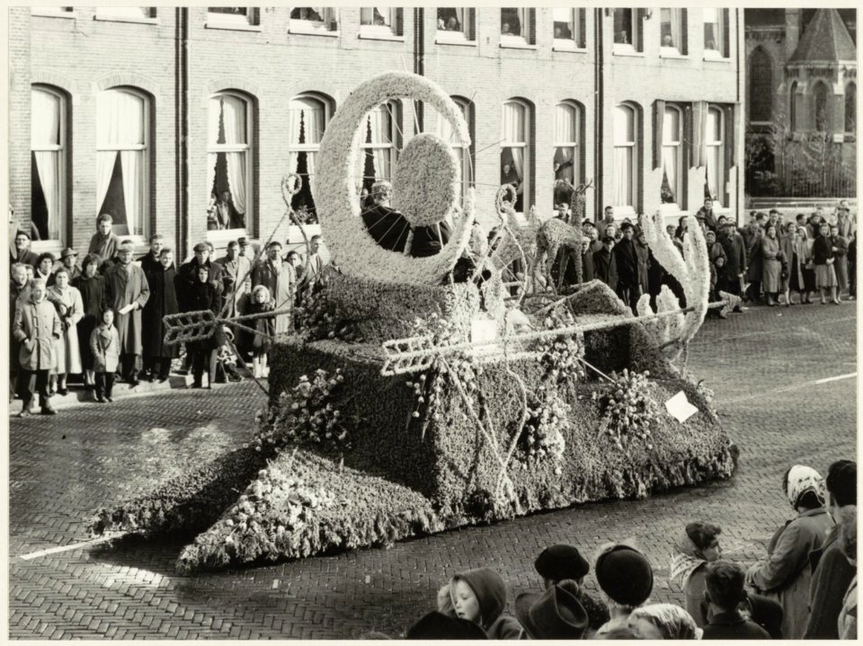 Er zijn veel mensen komen kijken naar het bloemencorso in Lisse. NL-HlmNHA 54011037