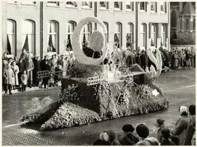 Er zijn veel mensen komen kijken naar het bloemencorso in Lisse. NL-HlmNHA 54011037 photo