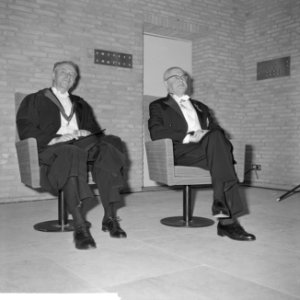 Eredoctoraten in Tilburg, links Colin Clark en rechts mr Romme, Bestanddeelnr 914-5122