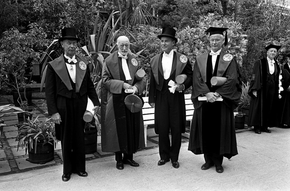 Eredoctoraten bij Leidse Universiteit uitgereikt, v.l.n.r. prof. dr. J. Waller ,, Bestanddeelnr 917-9298
