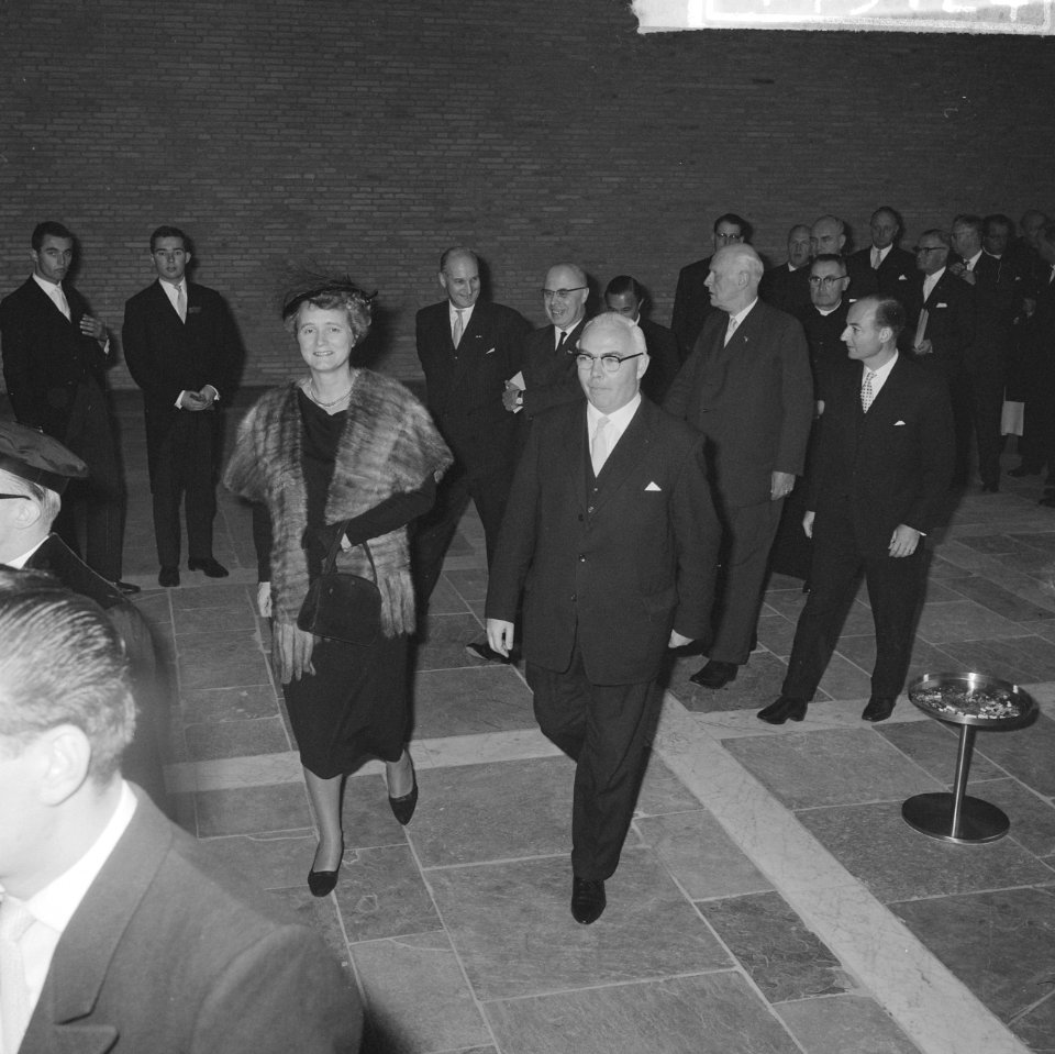 Eredoctoraten in Tilburg, De laureaat prof Romme in gezelschap van Marga Klompé, Bestanddeelnr 914-5124